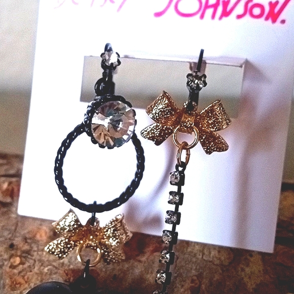 New! BETSEY JOHNSON First Date Mismatched Dangle Black Heart Leverback Earrings. - Picture 7 of 10